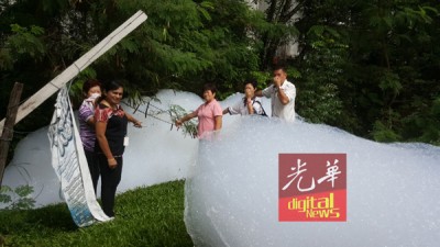云般的水花溢沟渠,高及胸部。左3打凡程瑞玲、韩美娥以及赵启兴。