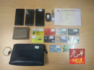 警署没收嫌犯的美轮美奂小汽车和自获的提款卡及手机。