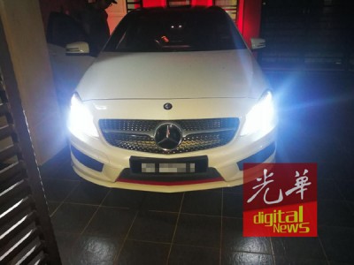 警署没收嫌犯的美轮美奂小汽车和自获的提款卡及手机。