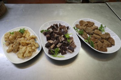 3道龙趸鱼美味,分别是(左起):鱼肉、鱼胃和鱼肝。