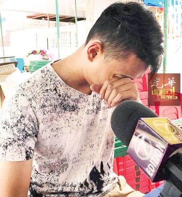 阿麻力忆起妻儿不禁掉泪。