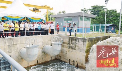 林冠英(左9)过去视察水泵操作。