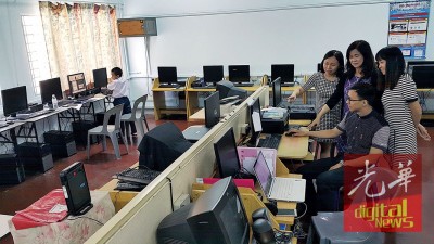 益华小学设有设备齐全的电脑室,站者右起为第一副校长王丽君、李淑君、涂凓云及第三副校长杨湋民(坐者)。