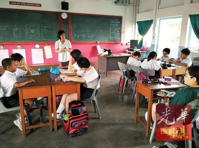 颍川小学教师正与学生们上课。