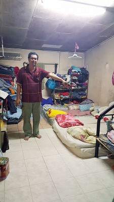 梁日洲与妻子及4名孩子共住一睡房。