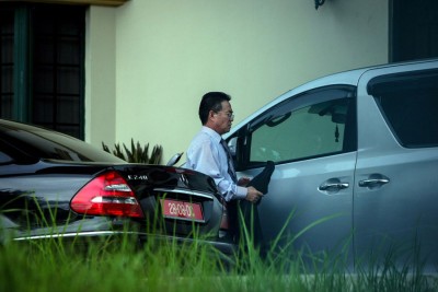 朝鲜驻马领事金洙墉吃发现在使馆内匆忙坐上官车准备去。