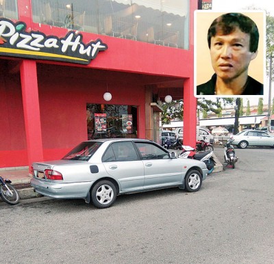 许荣源失踪前其英雄国产轿车停放在太子路店屋旁。小图为失踪者许荣源。