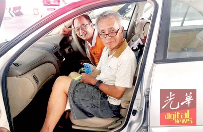 李经邦(右)终于可以安心的到大山脚荣耀之家生活,并露出开心的笑容。