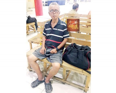 流浪老翁李经邦在中午时分会在光大及新光大流浪。