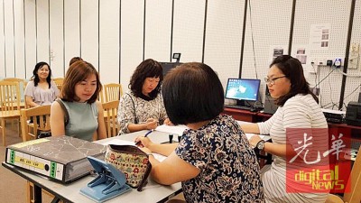 不少家长近日前往光华小学,提交新生报名文件及办理网上报名程序。