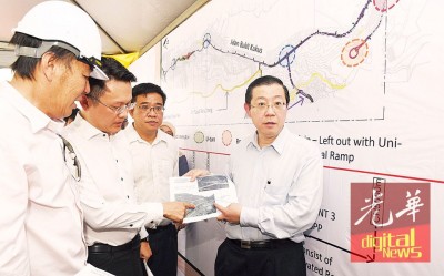 林冠英(右)指出,由于许多槟岛人都会使用垄尾米桶山的道路通往许多方向,因此提升该道路,将可为许多人带来便利。