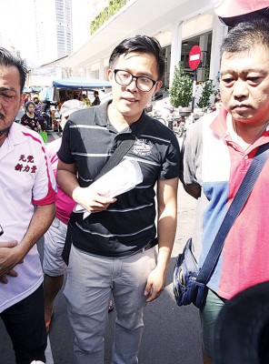 张文健说近期内已收集约50名人的签名请愿,希望州政府不要取消这街边摆摊文化,这已是游客的地标之一。