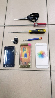警署以丈夫身上搜获干案工具和手机。