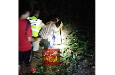 受困将近8小时后,老妇终于安全被寻获送下山。