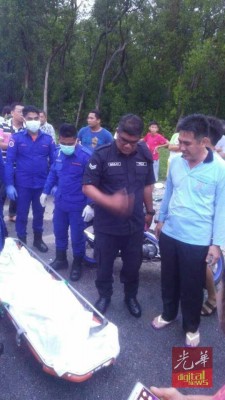 死者遗体被运往甘榜亚齐渔村转交予警方,右二为死者儿子。