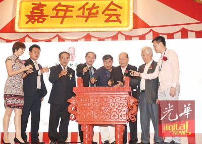 郑和文化艺术馆开幕,左起李诗歌蕾、王大玮、罗秋雁、罗兴强行政议员、张誉作、丹斯里吴德芳、锺刚山及张植朝。