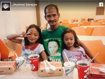 萨拉罕自掏腰包买了炸鸡餐请这名父亲吃。(图片来源:Jhunnel Sarajan脸书)