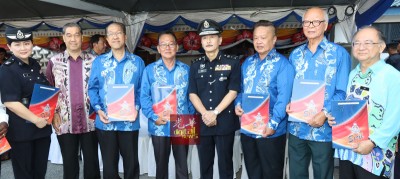 颜天记(右4) 与获颁表扬状的斗母宫主席陈孟利(右2起)、副主席朱允楠、总务辛纶皓、外交陈永佳、名誉顾问曾彦棠及荣休校长刘瑞文(右1)合照。左1为赖丽清。