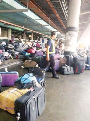吉隆坡国际机场地勤人员周五罢工，导致大批行李滞留机场。