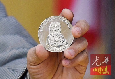 苏另源也向媒体展示其于去年7月获得的爱丁堡皇家植物园奖牌。