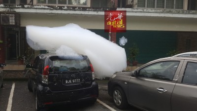 化学泡沫日益严重,纷纷流向商店五角基,连停放在路旁的轿车也受池鱼之殃。