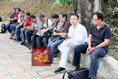 主办单位限制媒体的收集人数,巨大媒体以吃拒绝于门外的後,光在老门外等候。
