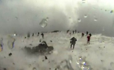 英国《BBC》记者莫瑞蕾和摄影团队直击到火山爆发的惊悚一刻。