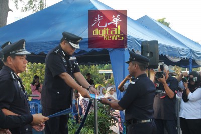 查卡利亚(左2)颁发表扬状予受表扬警员。