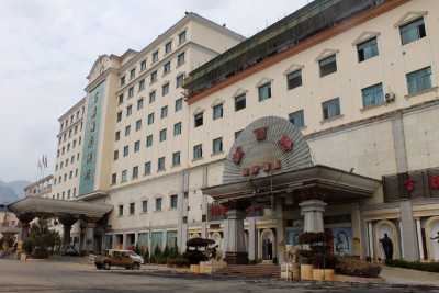 有酒店在冲突中受损。(法新社照片)