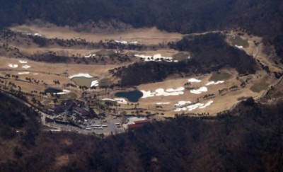 场内草坪已再无绿色草皮,部分设施亦已被拆除。