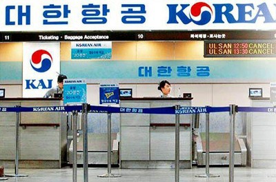 “限韩令”发威,大陆飞韩国航班将腰斩。图为大韩航空柜台空荡荡。