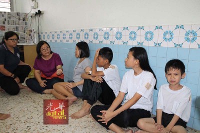蔡依霖慰问死者家人。