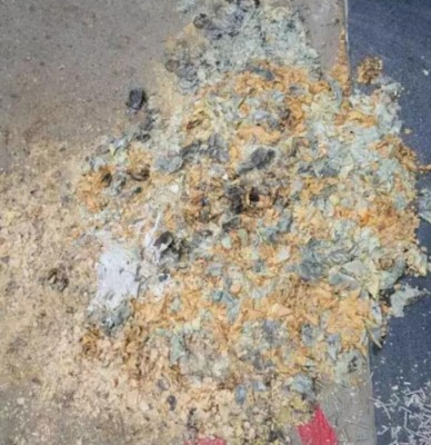 图中黄色部分就是冥纸燃烧后残余的氧化铅。