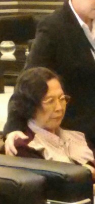 吴秀英因为于方便纪念馆大厅,沉默寡言不报,另有5人口及一名工作人员陪伴。