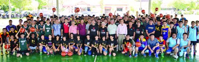 林冠英(第二排左12)与参赛者合影,左9起为叶敬才、黄坤荣、丁国亮、章瑛、陈宗兴及郭雅民。