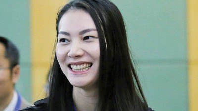 便以丈夫林丹忙着应战大马公开赛的空子,前面羽球女单世界冠军谢杏芳周六于京与中国大学校友羽球联盟筹备会,满面笑容光彩照人,立马是其产后首度公开亮相,乐称儿子林小羽越大越好玩了。