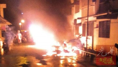 火势汹汹,摩托车车主束手无策。