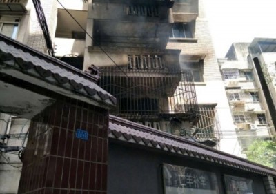 除起火单位外,大火还波及其他单位,露台和外墙也被熏黑。