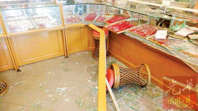 3名印裔徒一进入金店就持枪及斧头威吓店员,然后以大铁锤打破金饰玻璃展示柜及抢走约4至5盘金饰。