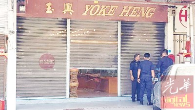 3名蒙面印裔匪徒光天化日下持武器闯入才能园一家营业已30年的金店打抢,他们匆忙抢了数盘金饰后乘摩托车离开。