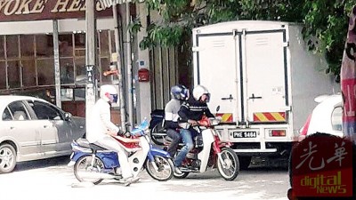 事发前,3名匪徒将两辆分别为蓝色及红色的本田摩托车停在金店前之后,就持枪及斧头闯入金店。