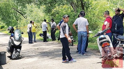 警方在金店1公里外金沙住宅花园后巷后,发现3名匪徒的两辆摩托车。