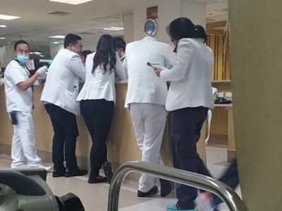 網民把菲律賓一間醫院出現「無頭」醫生的兩張照片上貼臉書。