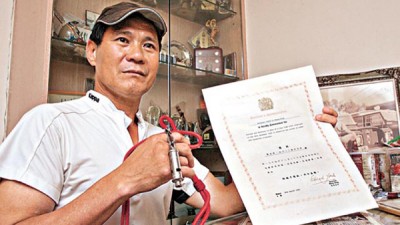 1984年扮买家,向叶继欢买贼赃的李光明,展示曾获颁港督最高嘉许状。