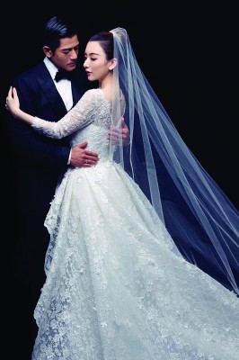 市城搂着方媛唯美拍婚纱。