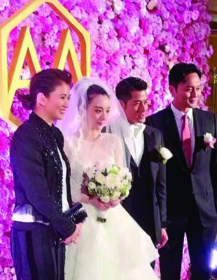 袁咏仪(左一)、张智霖(右一)同有新人合照。