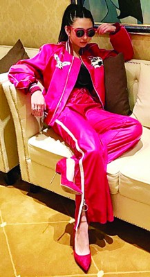 沈月发出“女神接班人”的称。