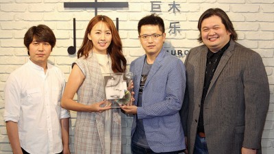 (左起)梦想当然音乐文化传播有限公司副总裁谢洪波、Aki黄淑惠、梦想当然音乐文化传播有限公司CEO张勇、巨木音乐有限公司董事经理郑可望。
