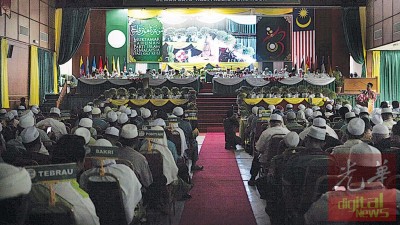 伊党大会辩论半天环节接近尾声时,礼堂部分电流突然中断,造成现场黑暗一片,唯独辩论还是连续开展。