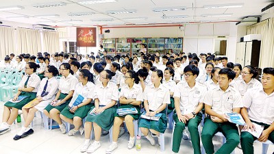 约百名高中部学生出席聆听中国厦门升学机会。